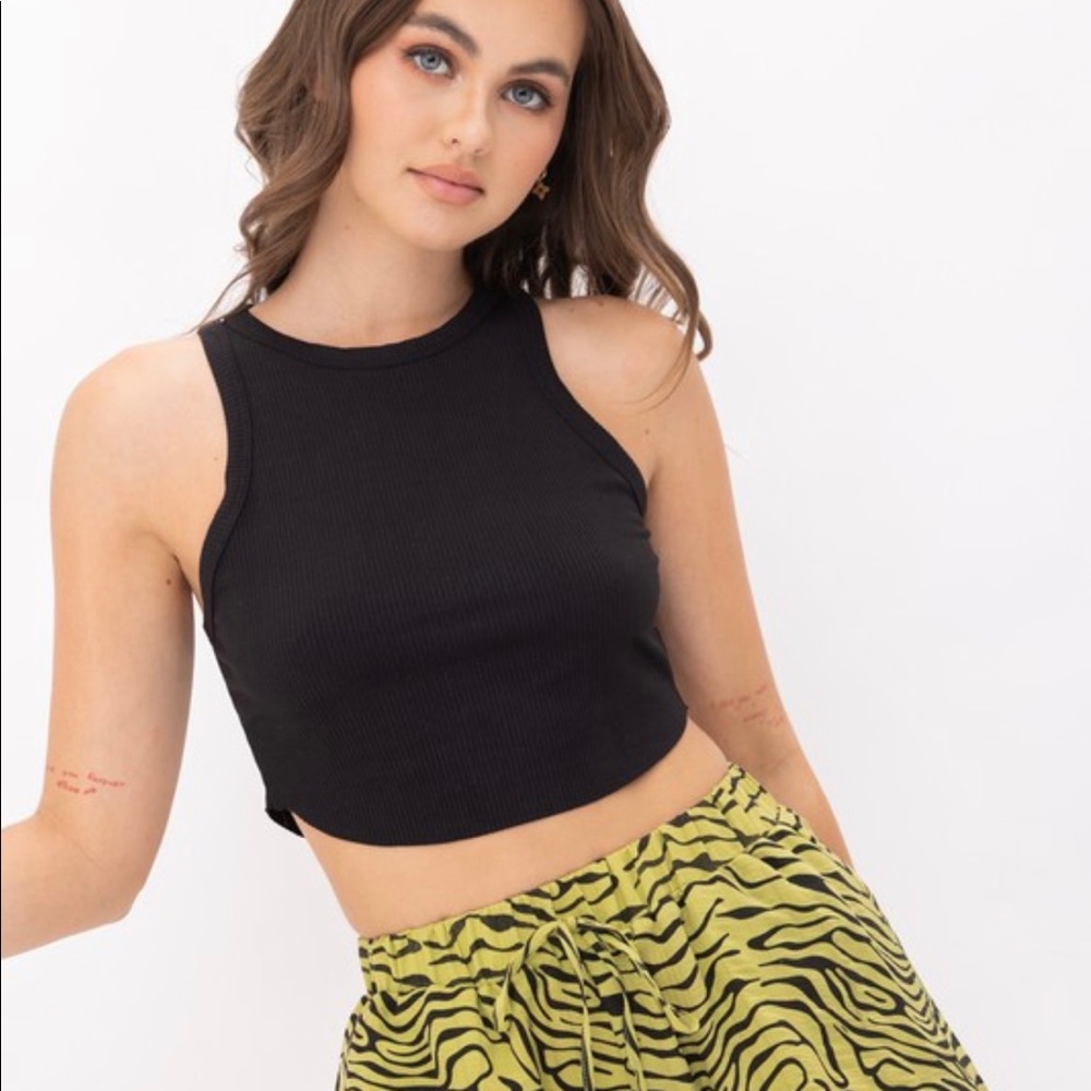 BLACK RACERBACK CROP TOP 🖤 - Picture 4 of 4